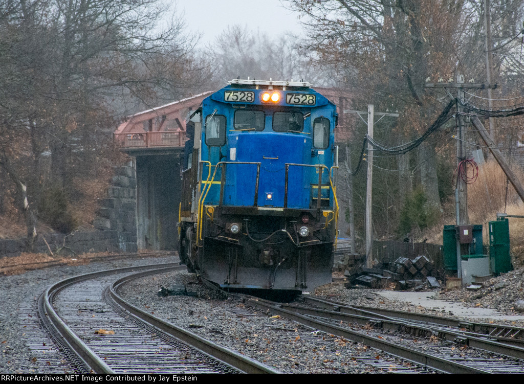 MEC 305 pushes a lone boxcar down the east leg of the wye 